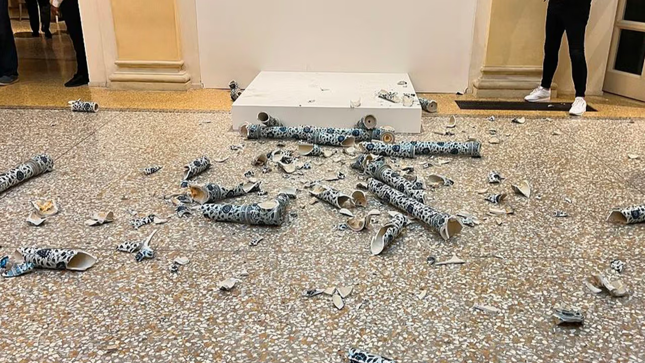 Homem destrói a escultura Porcelain Cube, do artista chinês Ai Weiwei