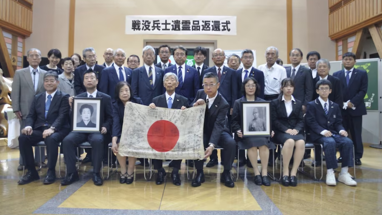 Após 80 anos, bandeira de japonês morto na Segunda Guerra volta para casa