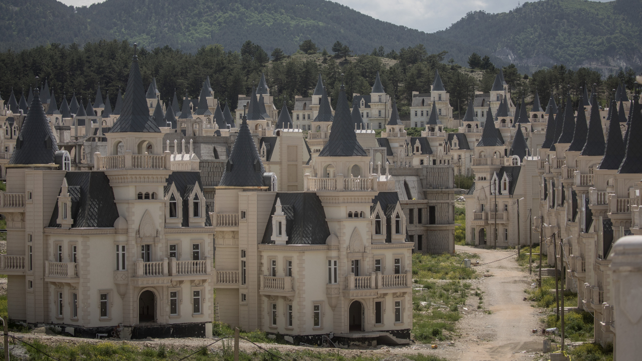 Conheça a cidade ‘fantasma’ da Turquia com castelos abandonados