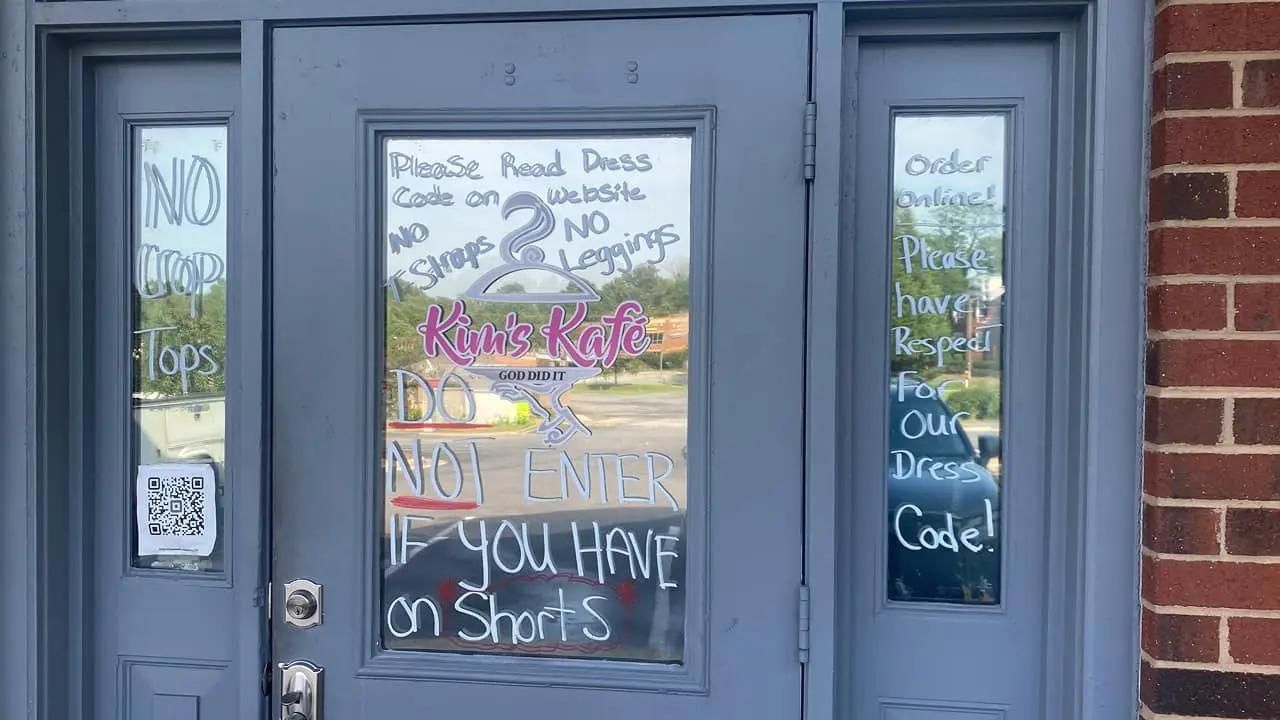 Rígido código de vestimenta em restaurante norte-americano gera polêmica