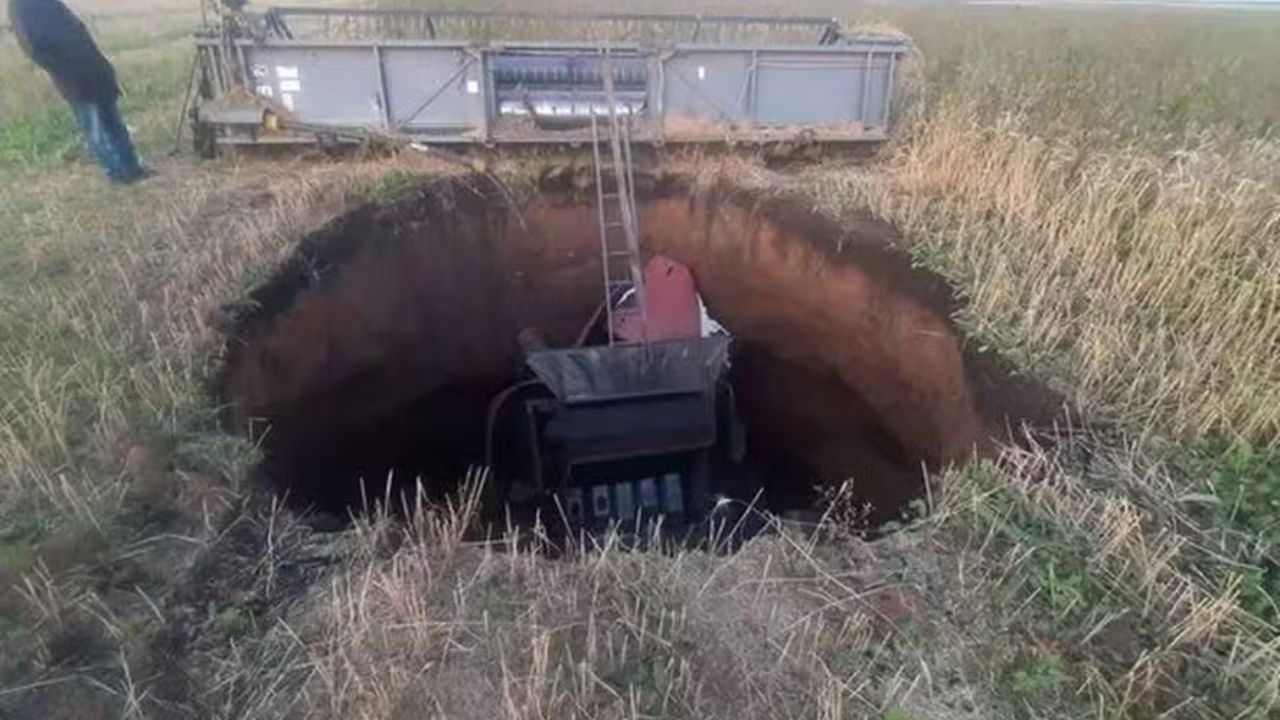 Buraco conhecido como ‘Portão do Inferno’ engole colheitadeira e agricultor na Sibéria
