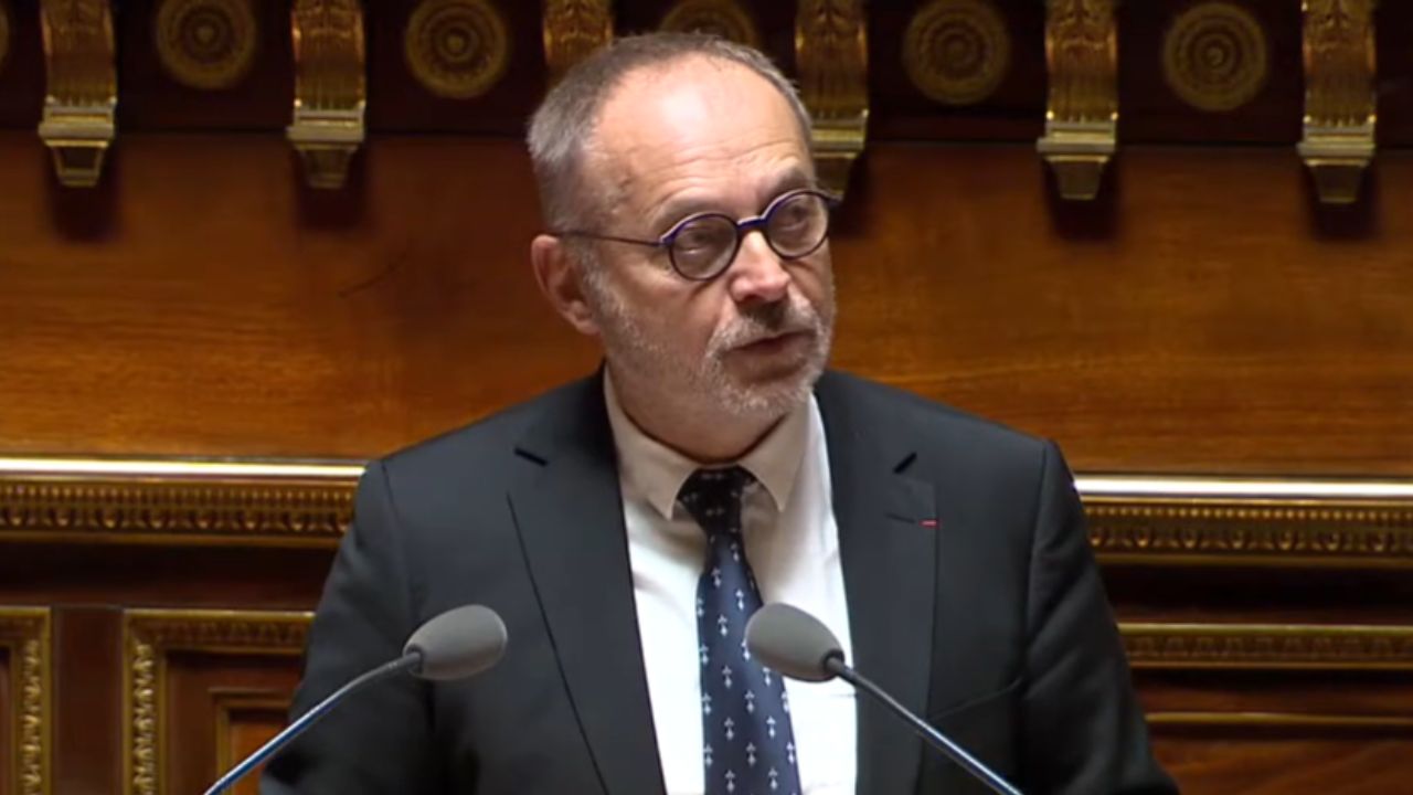 Senador francês acusado de dopar deputada para cometer abuso é pressionado a deixar cargo