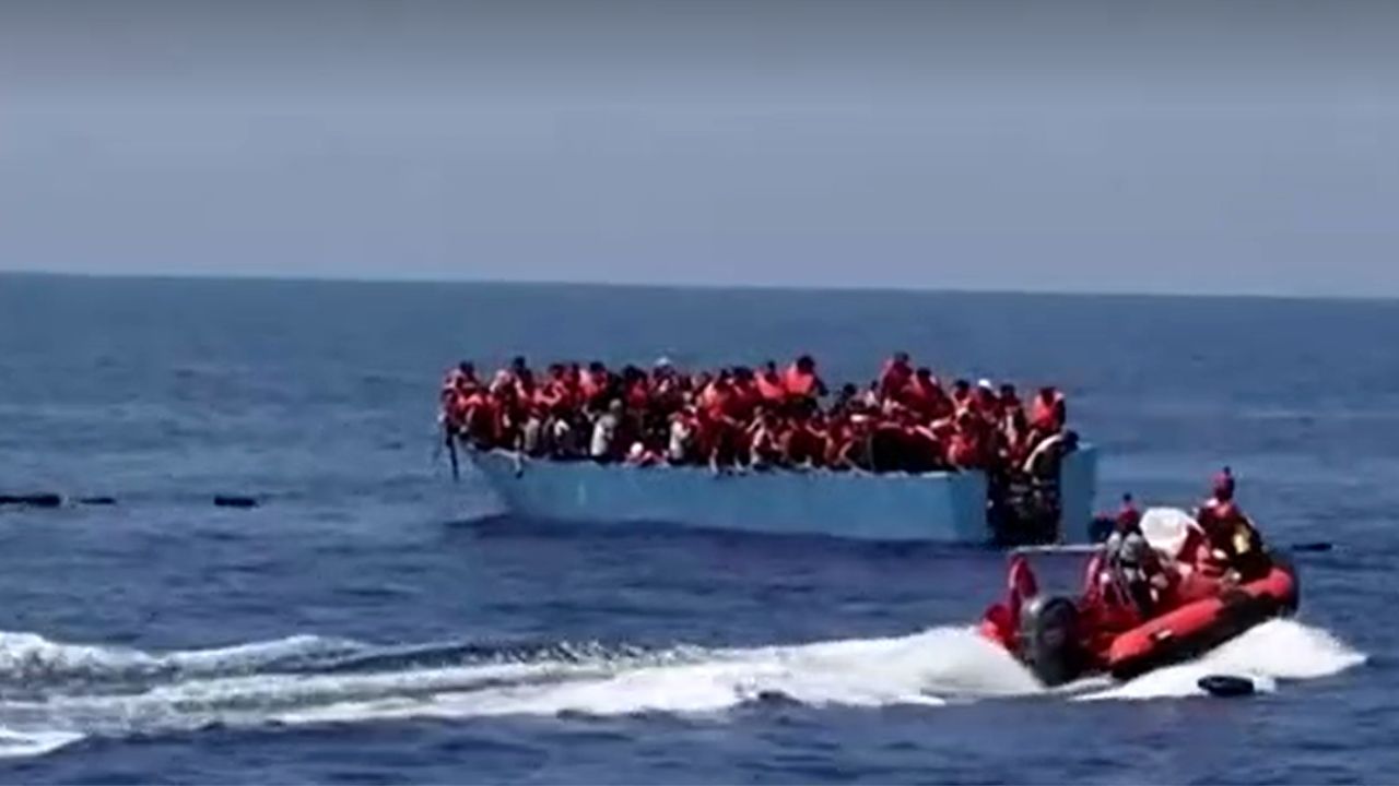 Ao menos 12 pessoas morrem em naufrágio no Canal da Mancha