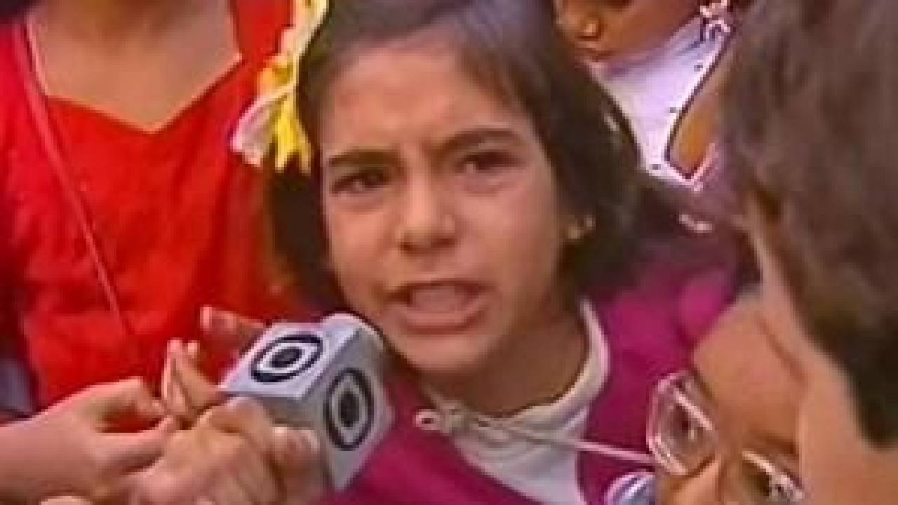 Descubra quem é a garotinha revoltada do “Xou da Xuxa”