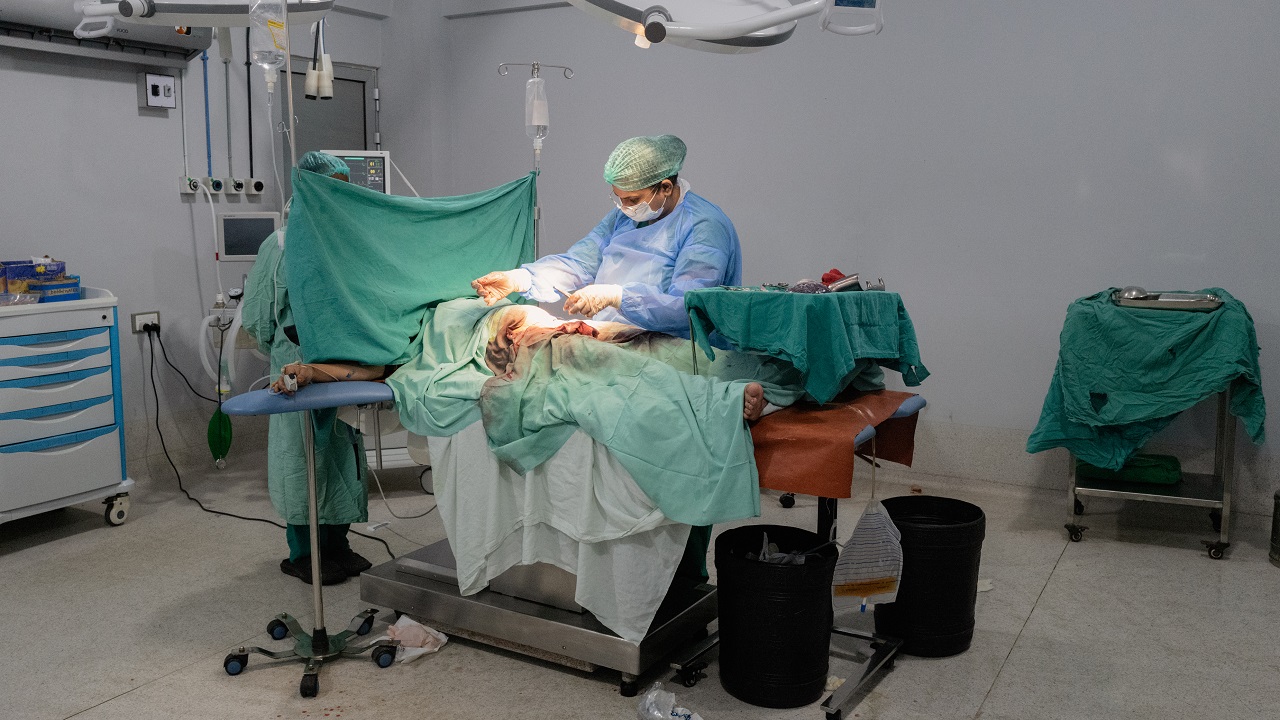 Jovem morre após cirurgia realizada por falso médico com tutorial do YouTube
