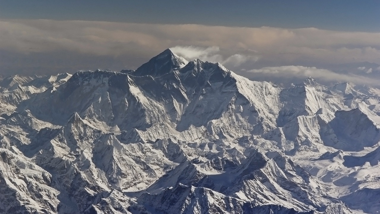Monte Everest: O pico mais alto do mundo continua crescendo