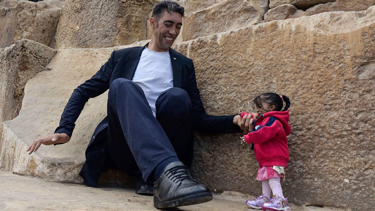 Conheça o homem mais alto e a menor mulher do mundo