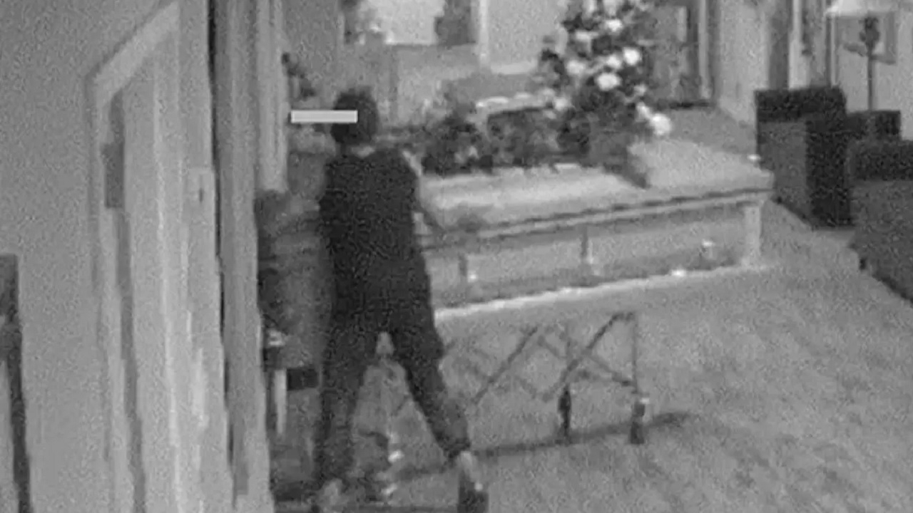 Mulher embriagada invade funerária e arrasta cadáver para fora