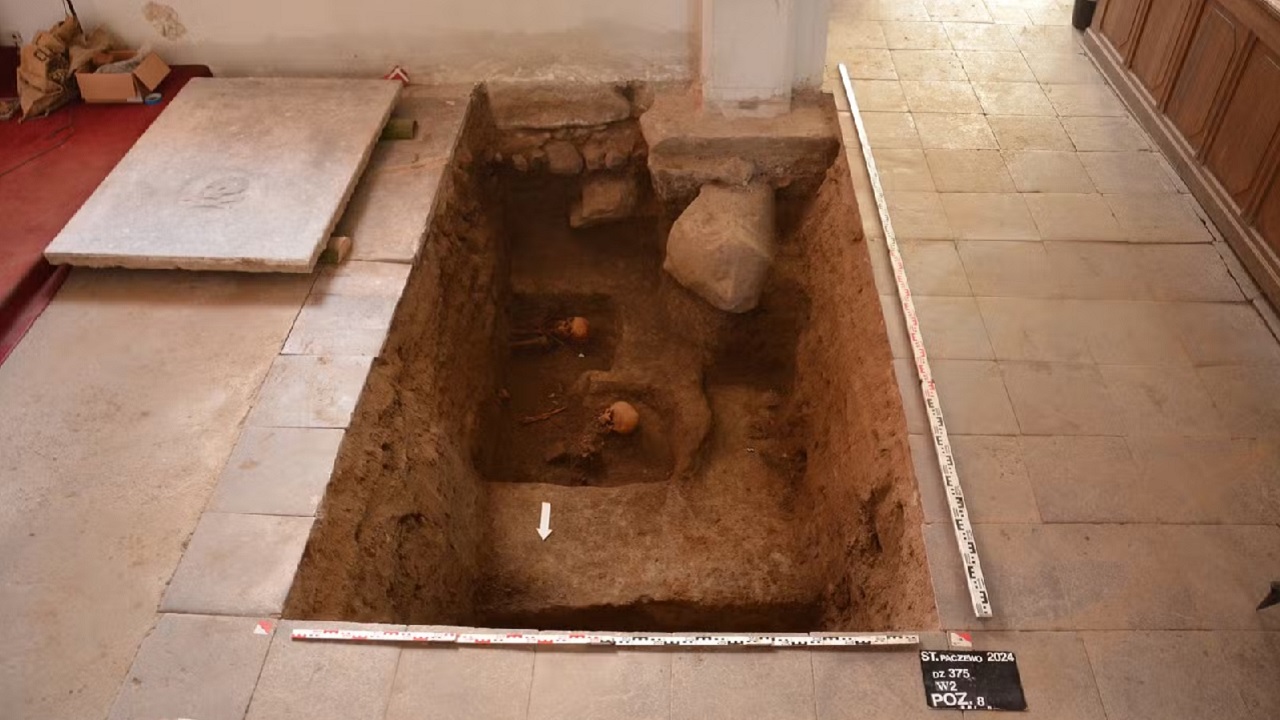 Arqueólogos descobrem túmulo medieval com “vampiros” na Polônia