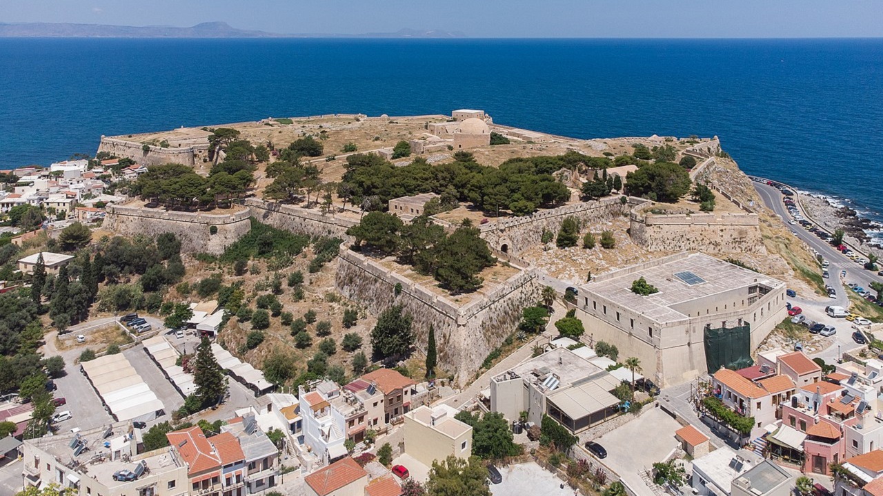 Turistas britânicos são encontrados mortos em dois hotéis de Creta no mesmo dia