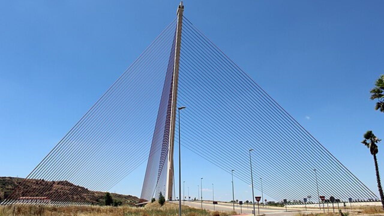 Influenciador britânico morre ao tentar escalar a ponte mais alta da Espanha