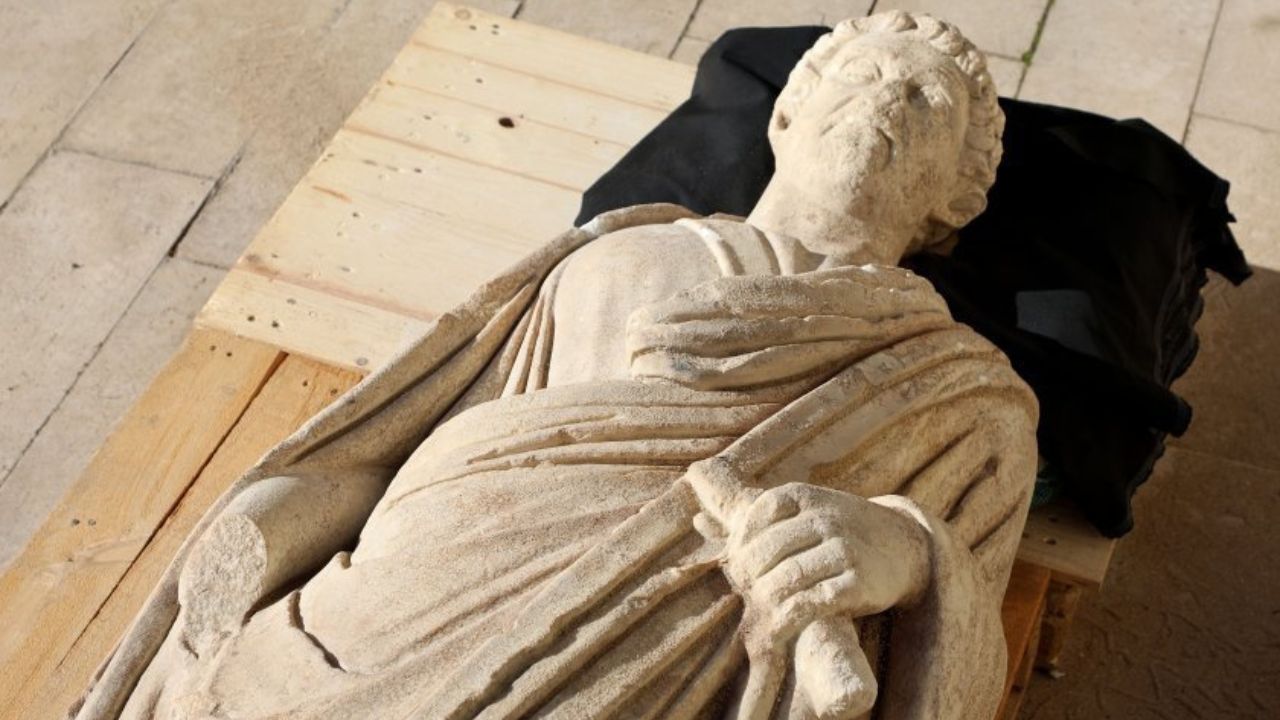 Arqueólogos descobrem estátua de mármore romana bem preservada na Bulgária