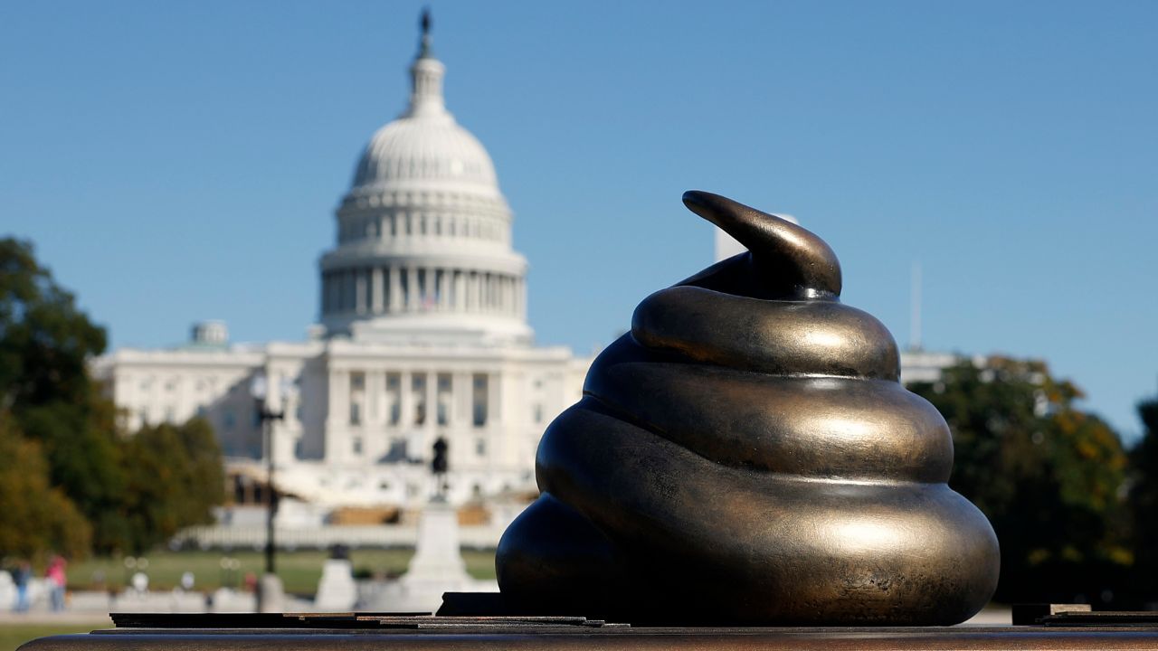 Estátua de bronze em formato de fezes é instalada próxima ao Capitólio