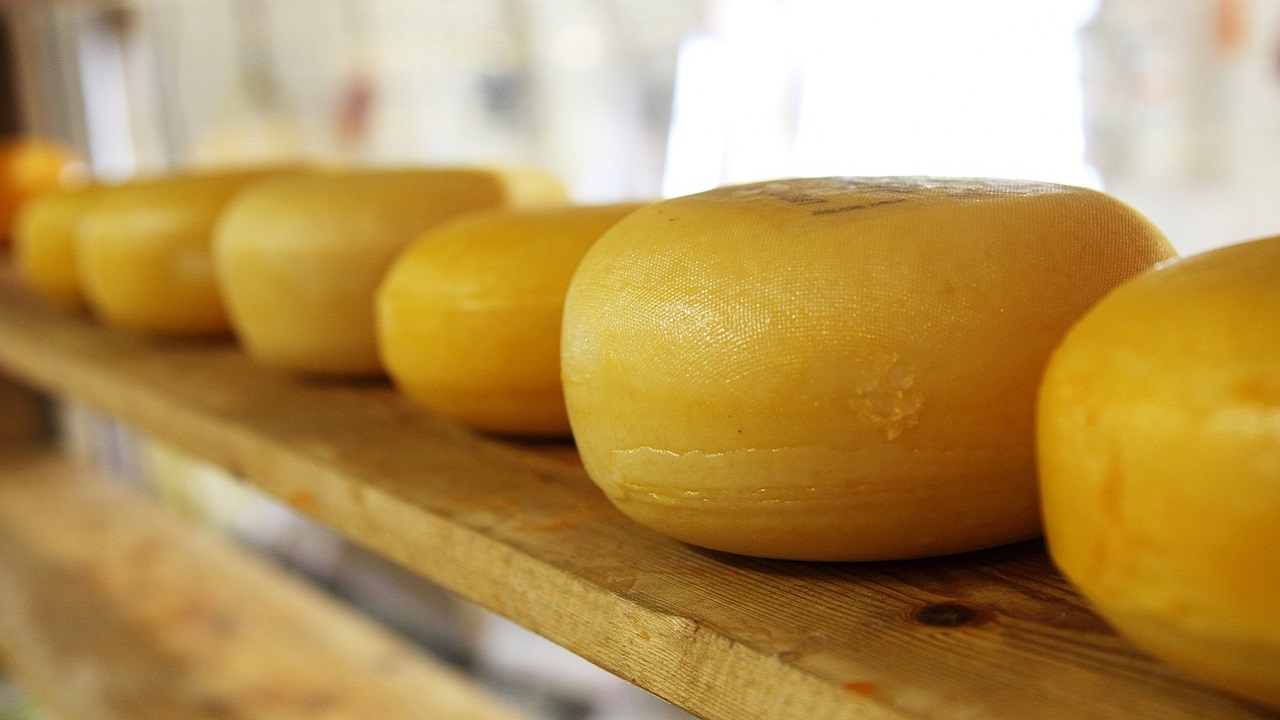 Polícia londrina investiga roubo de 22 toneladas de queijo de distribuidora