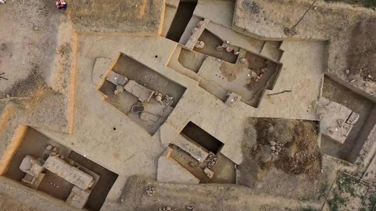 Antigas carruagens de guerra são encontradas na Índia