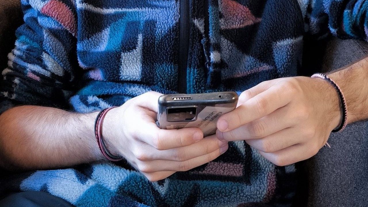 Mãe acusa IA de levar seu filho a tirar a própria vida