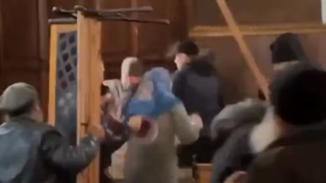 Fiéis jogam bancos e extintores durante briga generalizada em catedral na Ucrânia