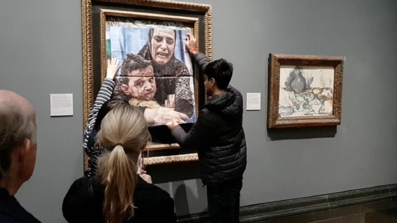 Protesto: Ativistas cobrem obra de Picasso com foto de Gaza