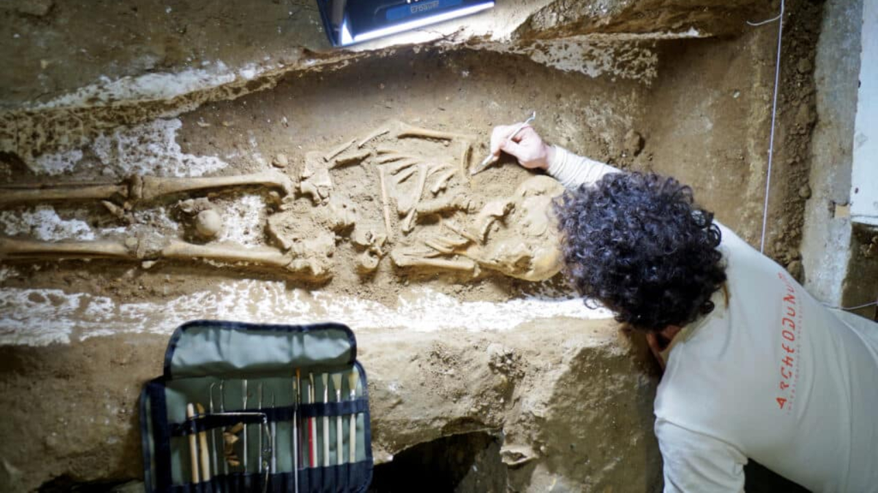 Cemitério de 700 anos é descoberto durante reforma em porão na França