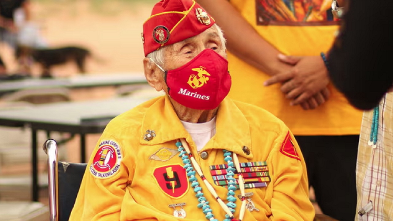 Morre, aos 107 anos, codificador Navajo que ajudou os EUA na 2ª Guerra