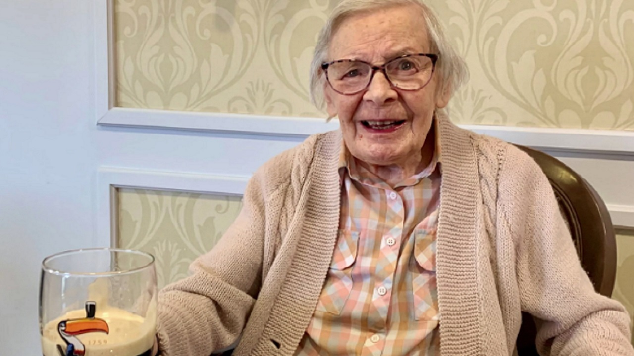 Mulher de 105 anos revela segredo da longevidade: ‘Beba cerveja e não case’