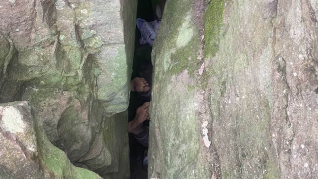 Mulher é resgatada após sete horas presa em pedras ao tentar recuperar telefone