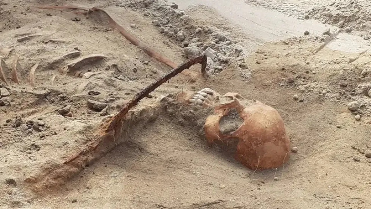 ‘Vampira da Polônia’ foi tão temida que acabou sepultada com foice no pescoço