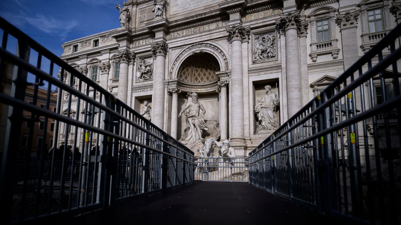 Em restauração, Fontana di Trevi ganha passarela temporária para turistas