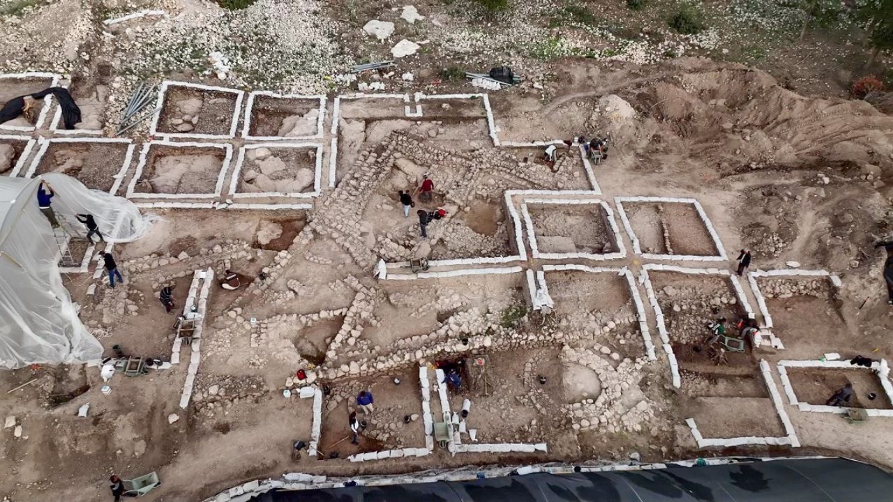 Assentamento de 5.000 anos descoberto em Israel revela possível templo