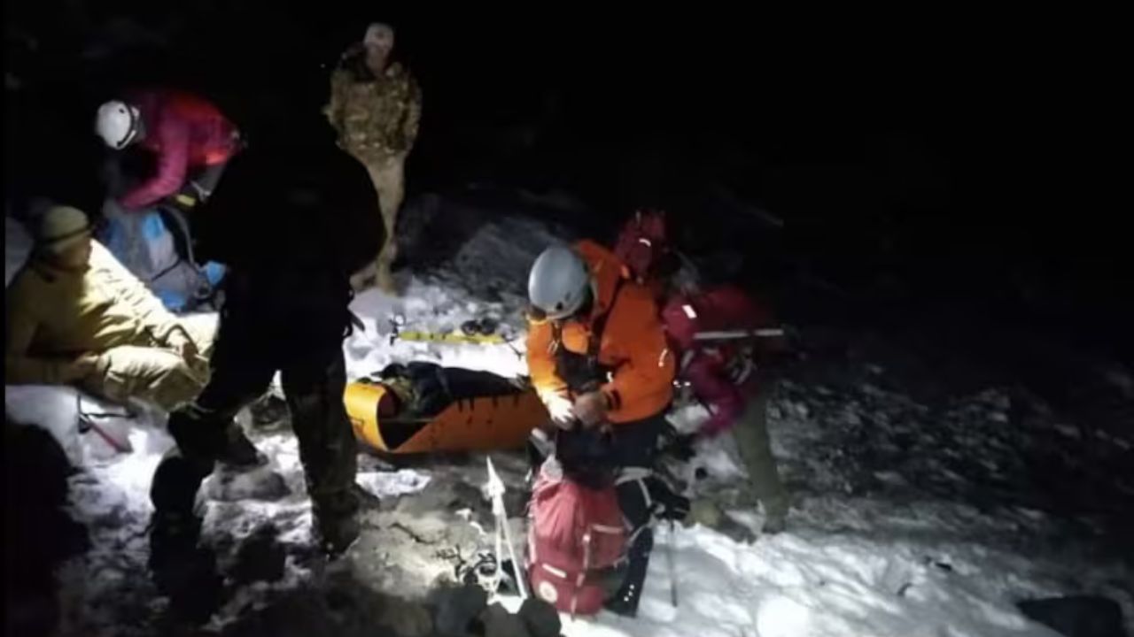 Idoso é resgatado após ficar preso no vulcão Lanín, na Argentina