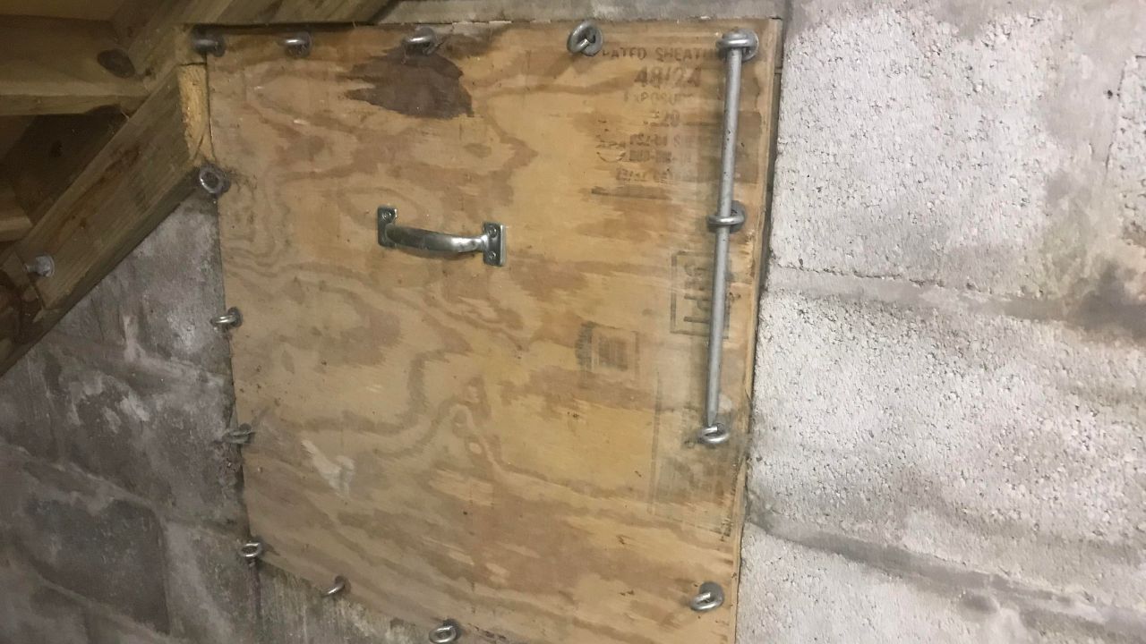 Homem revela o que há dentro de ‘caixa misteriosa’ no porão de sua casa nova