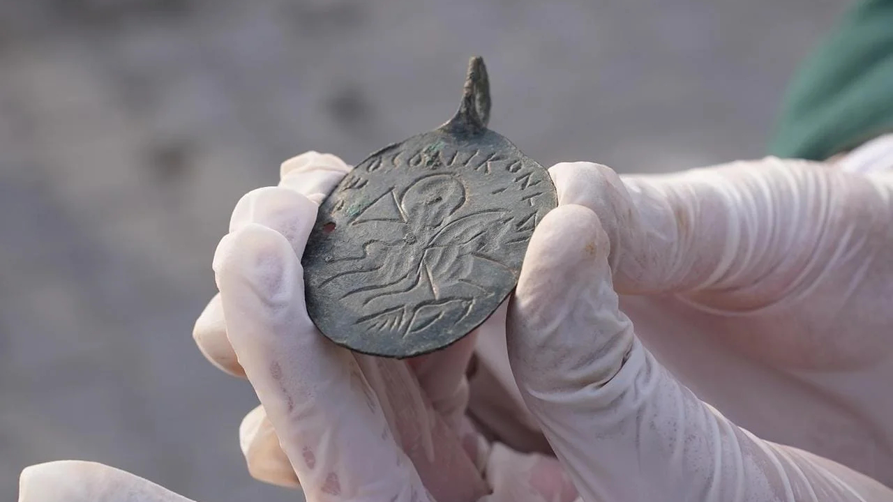 Amuleto representando Salomão derrotando o diabo é encontrado na Turquia