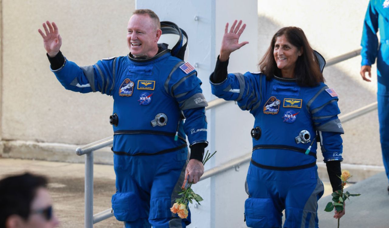 Astronautas ‘presos’ da NASA realizam primeira caminhada espacial