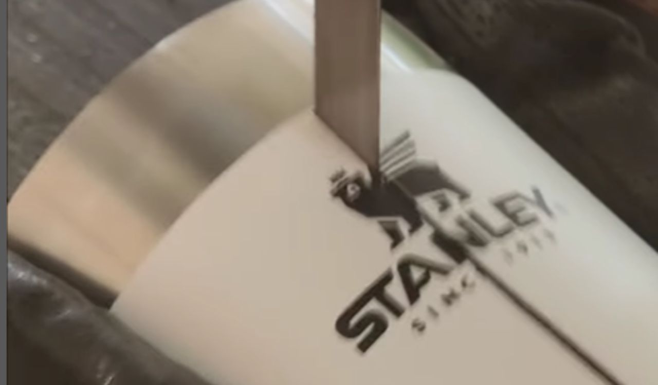 Estudante descobre segredo do copo Stanley ao cortar produto ao meio