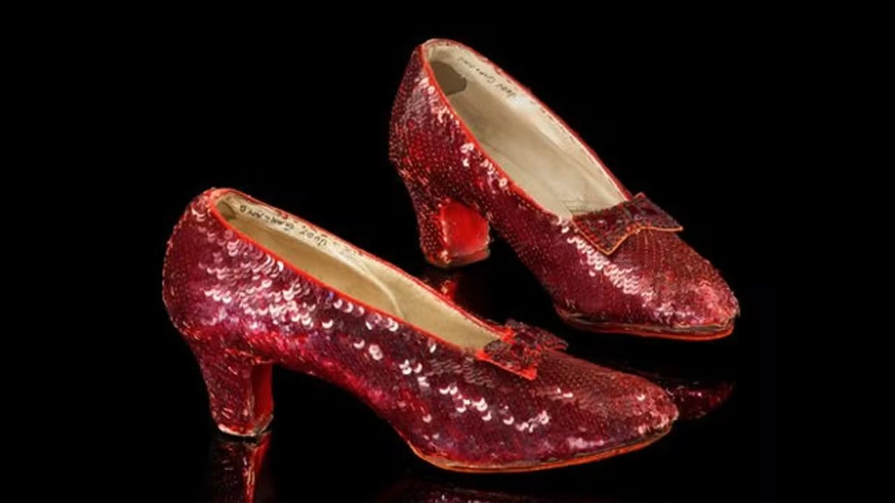 Par de sapatos de ‘O Mágico de Oz’ é leiloado por R$ 168 milhões