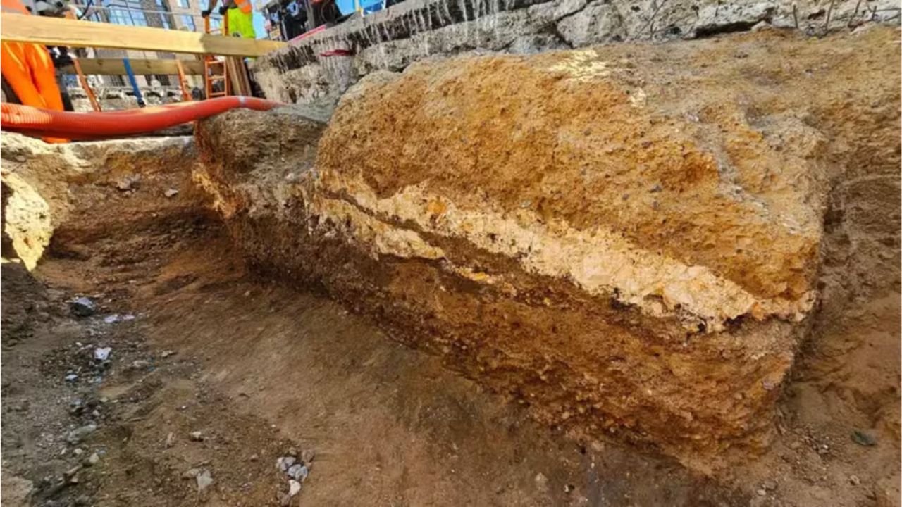 Arqueólogos encontram estrada romana construída há cerca de 2 mil anos em Londres