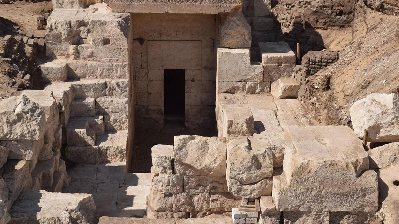 Pilão de templo ptolomaico é encontrado por arqueólogos no Egito