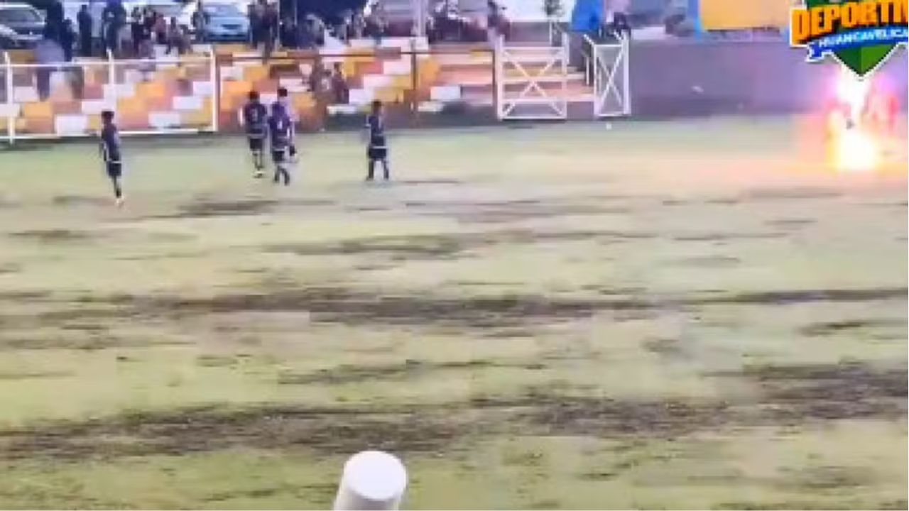 Jogador morre após ser atingido por raio durante partida de futebol no Peru