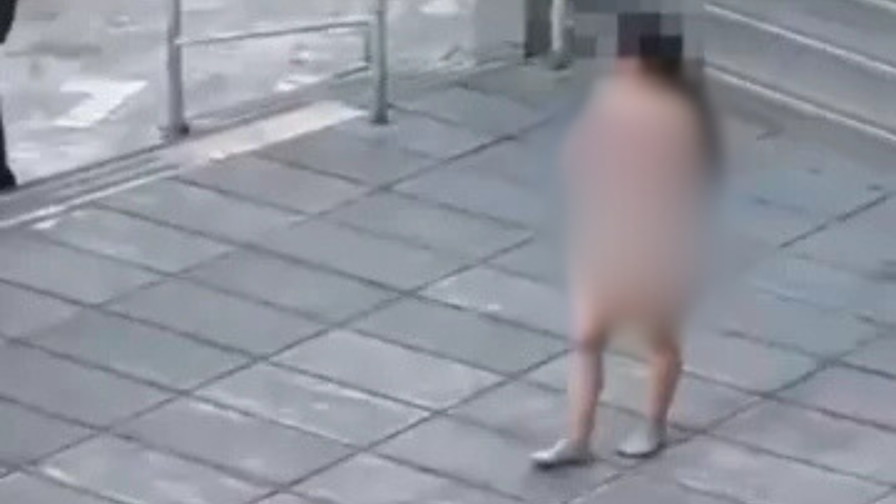 Estudante é presa no Irã após andar por universidade usando apenas roupas íntimas