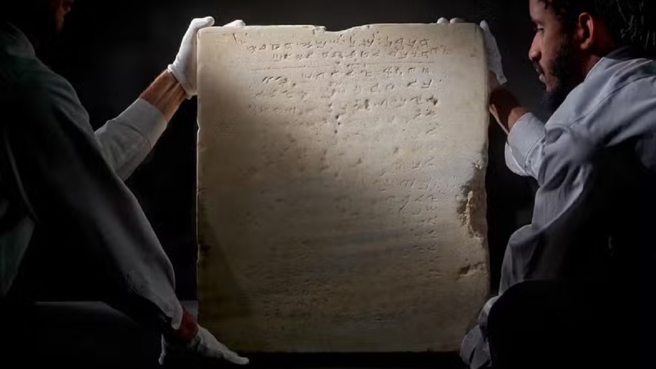 Placa com os Dez Mandamentos mais antiga do mundo vai a leilão em Nova York