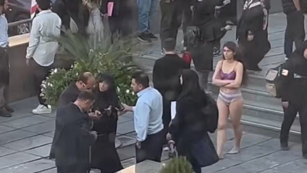 Estudante que tirou roupa em protesto é levada para ‘centro de atendimento especializado’