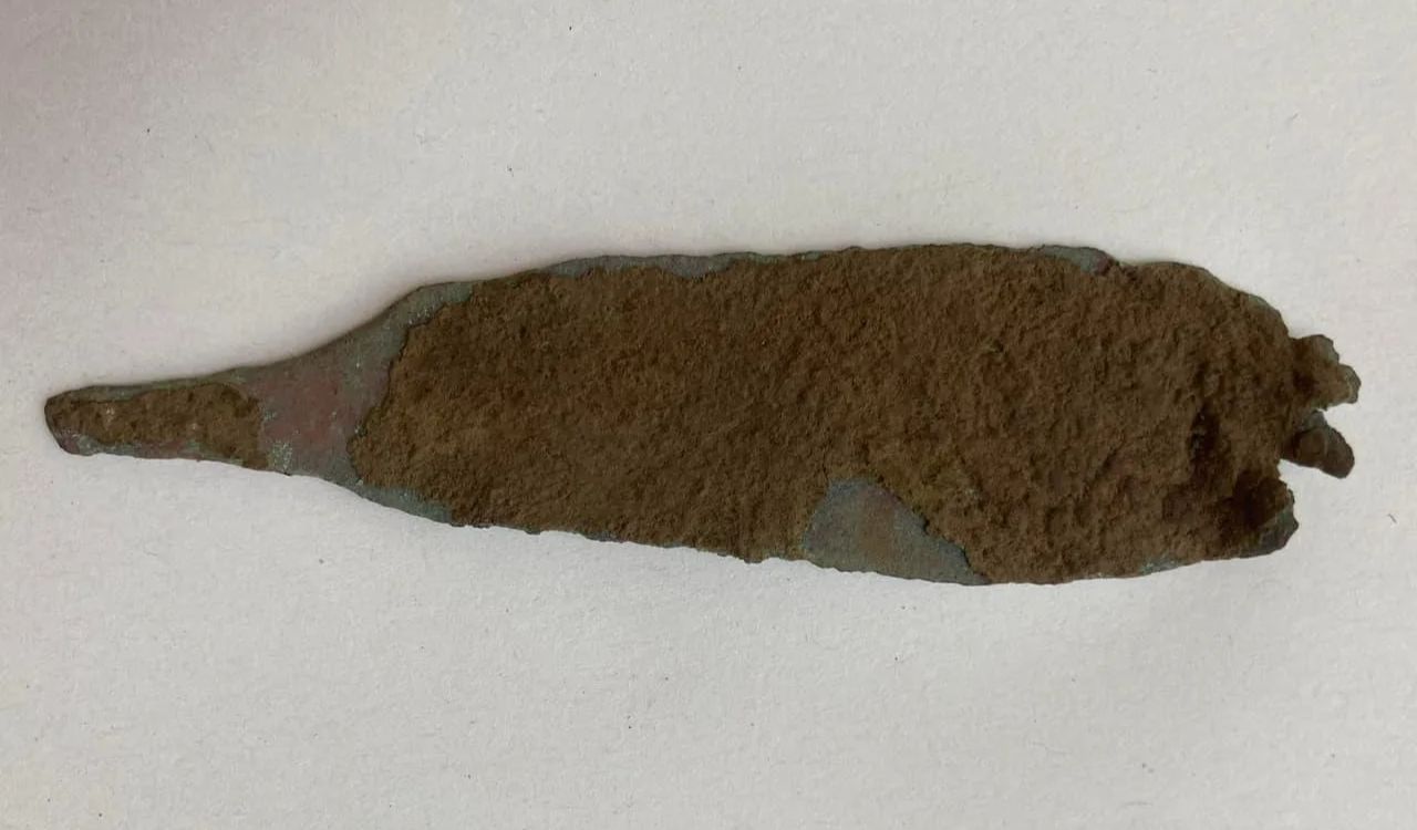 Impressionante adaga de cobre de 4 mil anos é descoberta na Itália