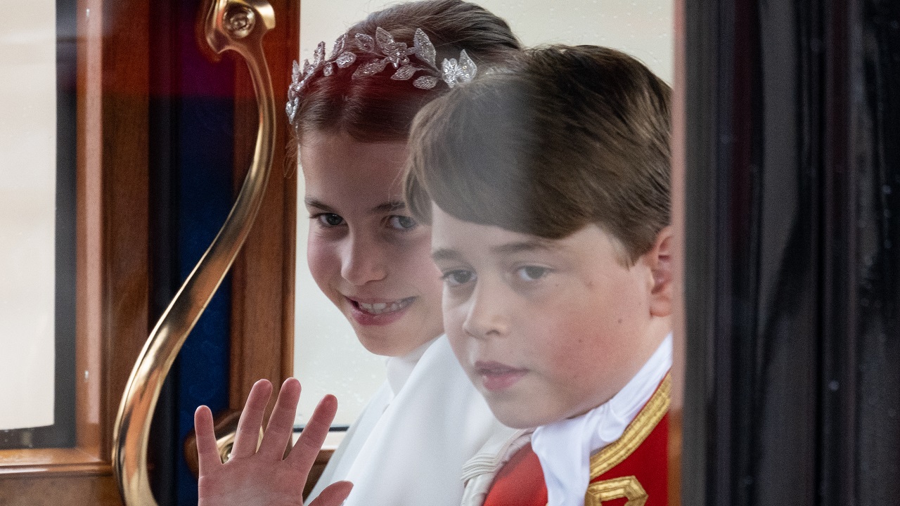 Internautas descobrem reação inusitada da princesa Charlotte durante a coroação