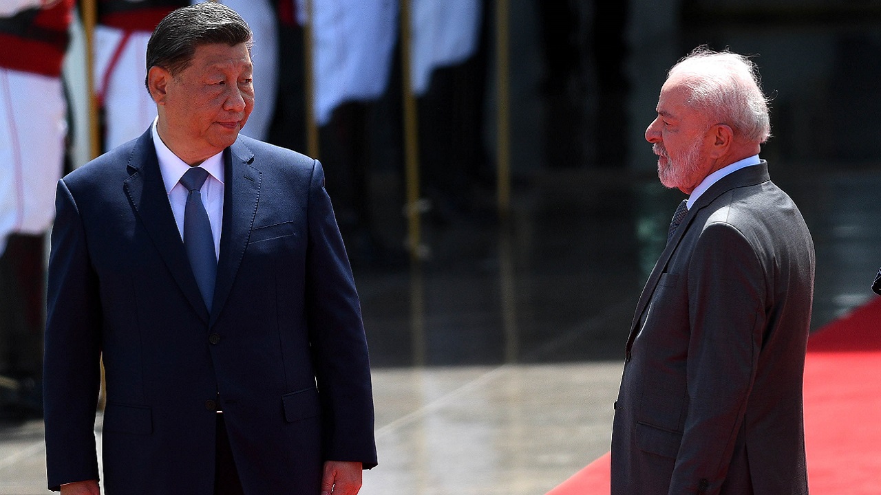 Xi Jinping presenteia Lula com um pedaço da Lua durante jantar no Itamaraty