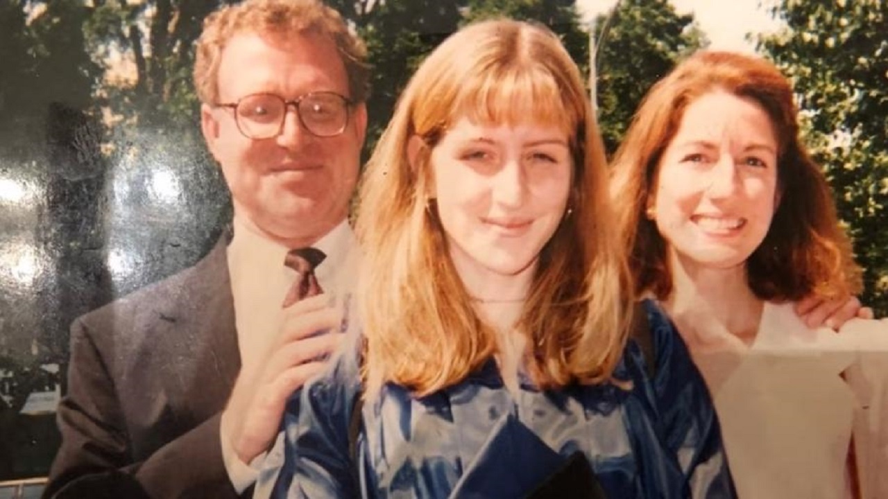 Após 23 anos, mulher descobre possível assassino de sua mãe: ‘Estou chocada’