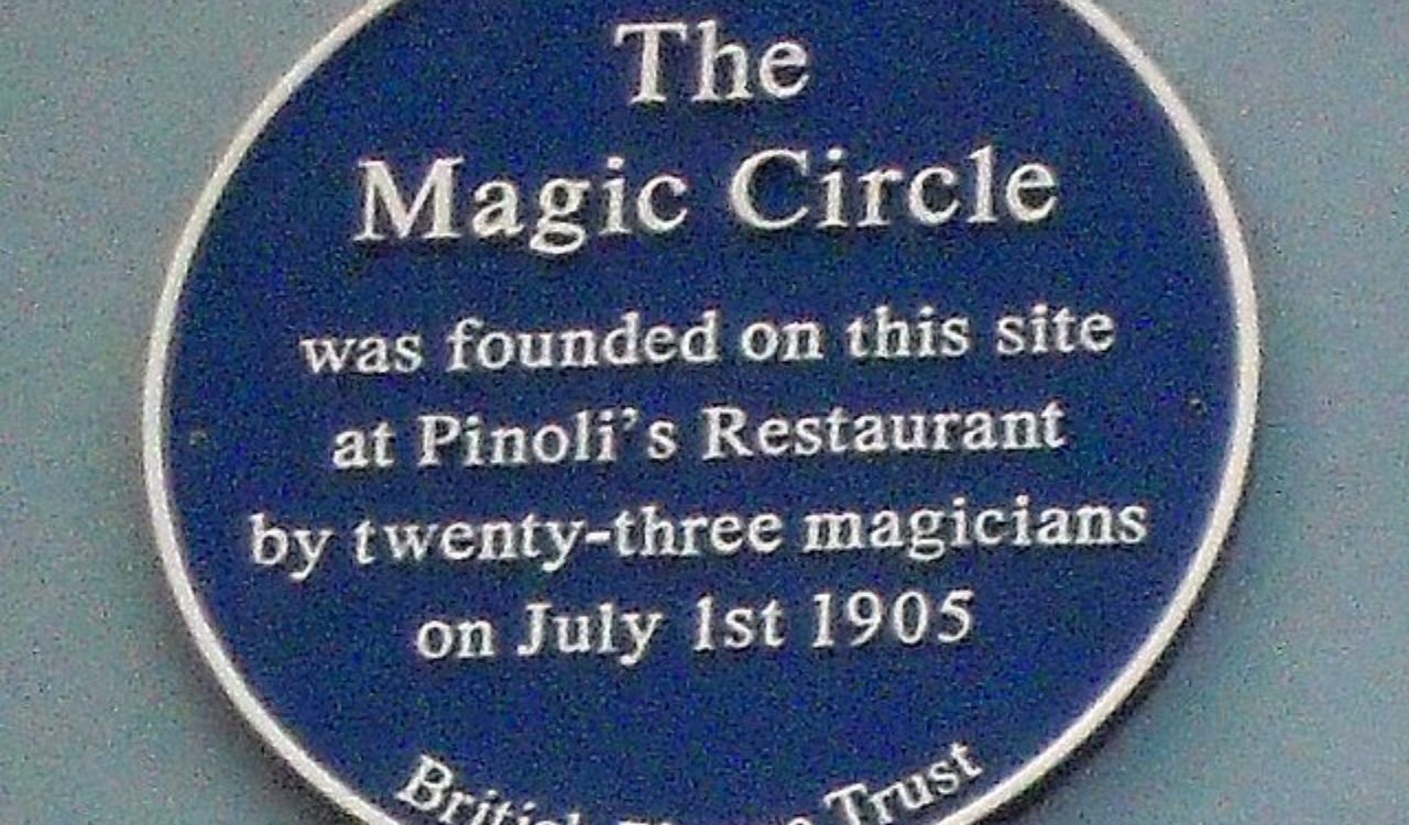 A integrante feminina da sociedade Magic Circle que se passou por homem