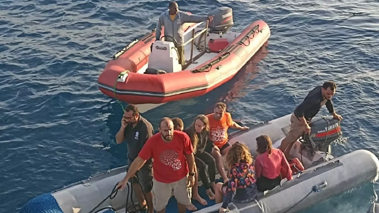 Naufrágio no Mar Vermelho: Cinco sobreviventes encontrados após 30 horas