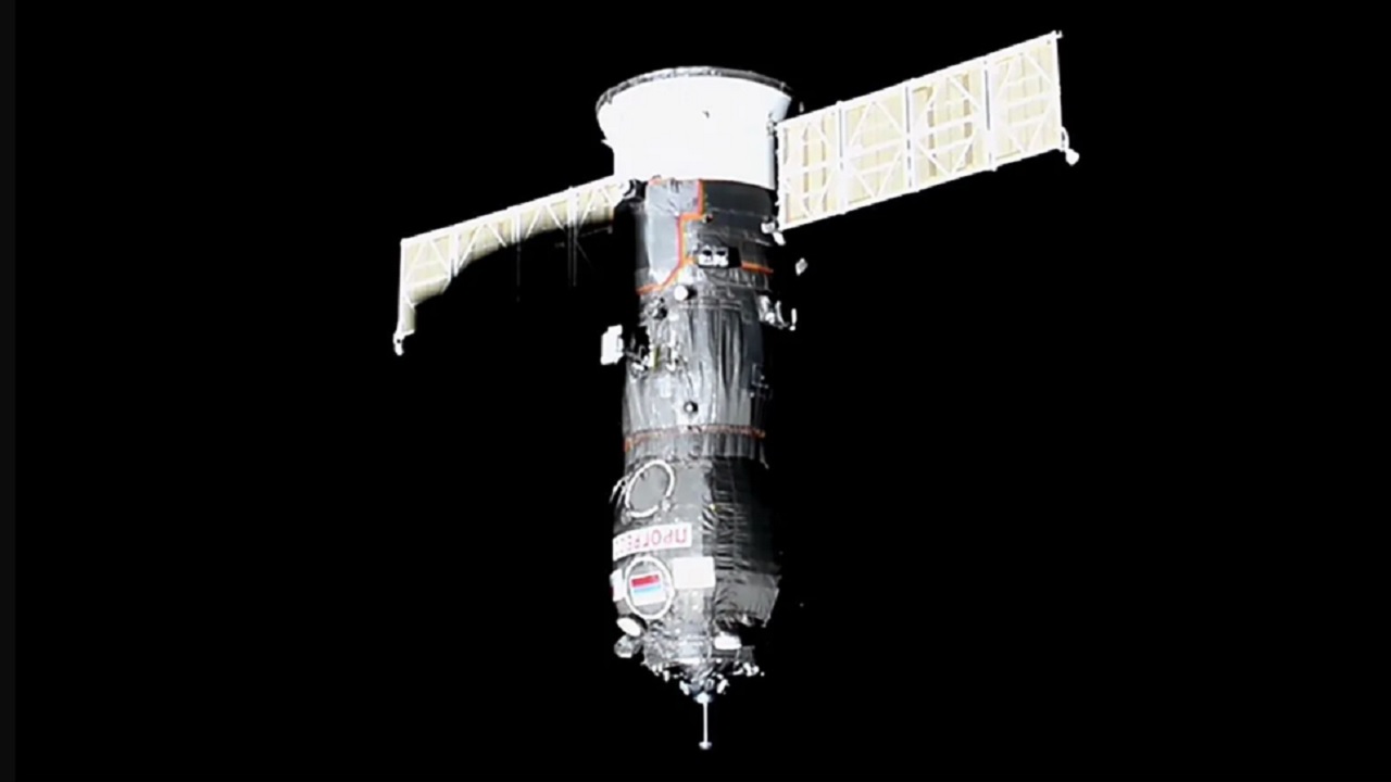 Cosmonautas desativam módulo da estação espacial após odor suspeito causar alarme