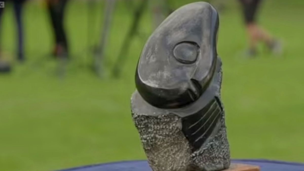 Homem descobre que escultura usada como peso de porta pode valer uma bolada