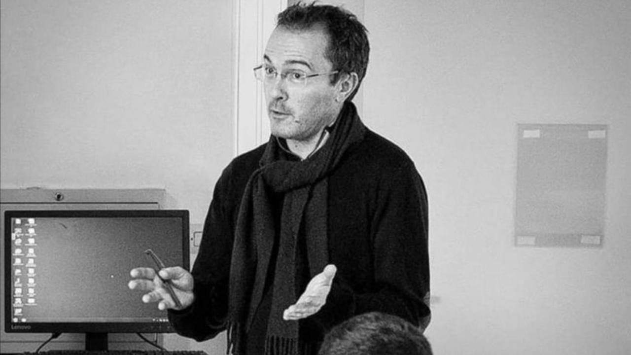 Samuel Paty: Tribunal francês condena oito pessoas pela decapitação de professor